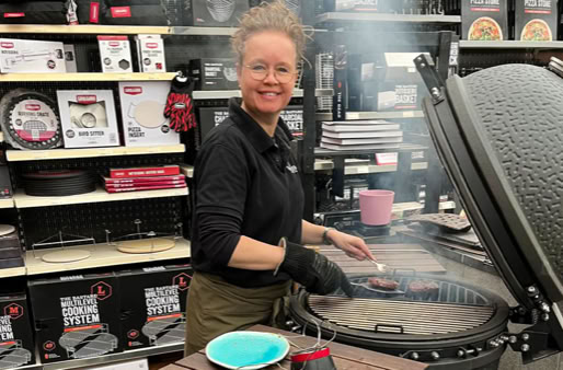 kristel bakt de burgers van Vleesschouwerij dee Scharrelaer